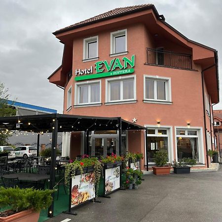 Hotel Evan U Hoffera Topoľčany Εξωτερικό φωτογραφία